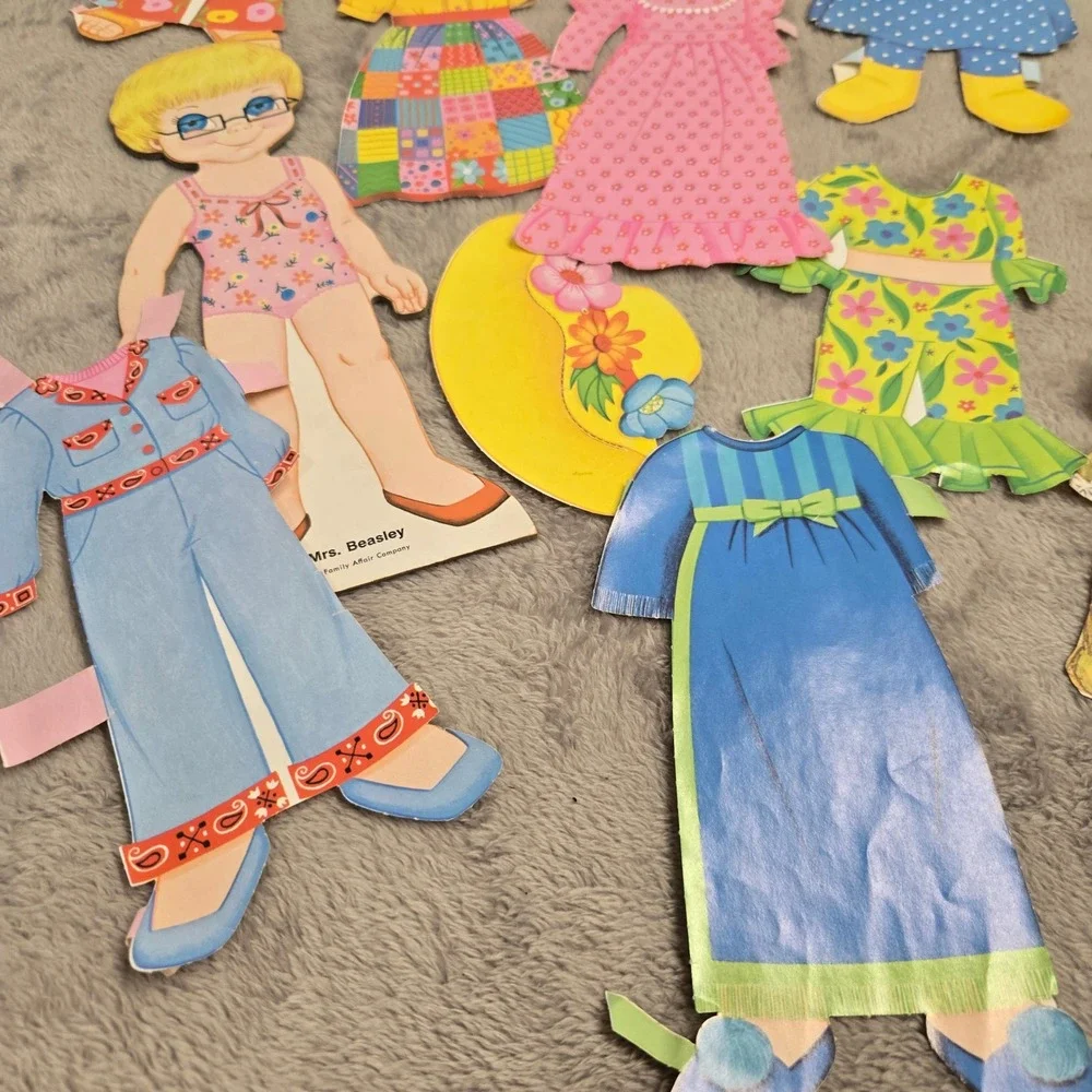 Vintage 1974 Whitman Mrs Beasley Paper Doll Family Affair 24 Piece Wardrobe Box